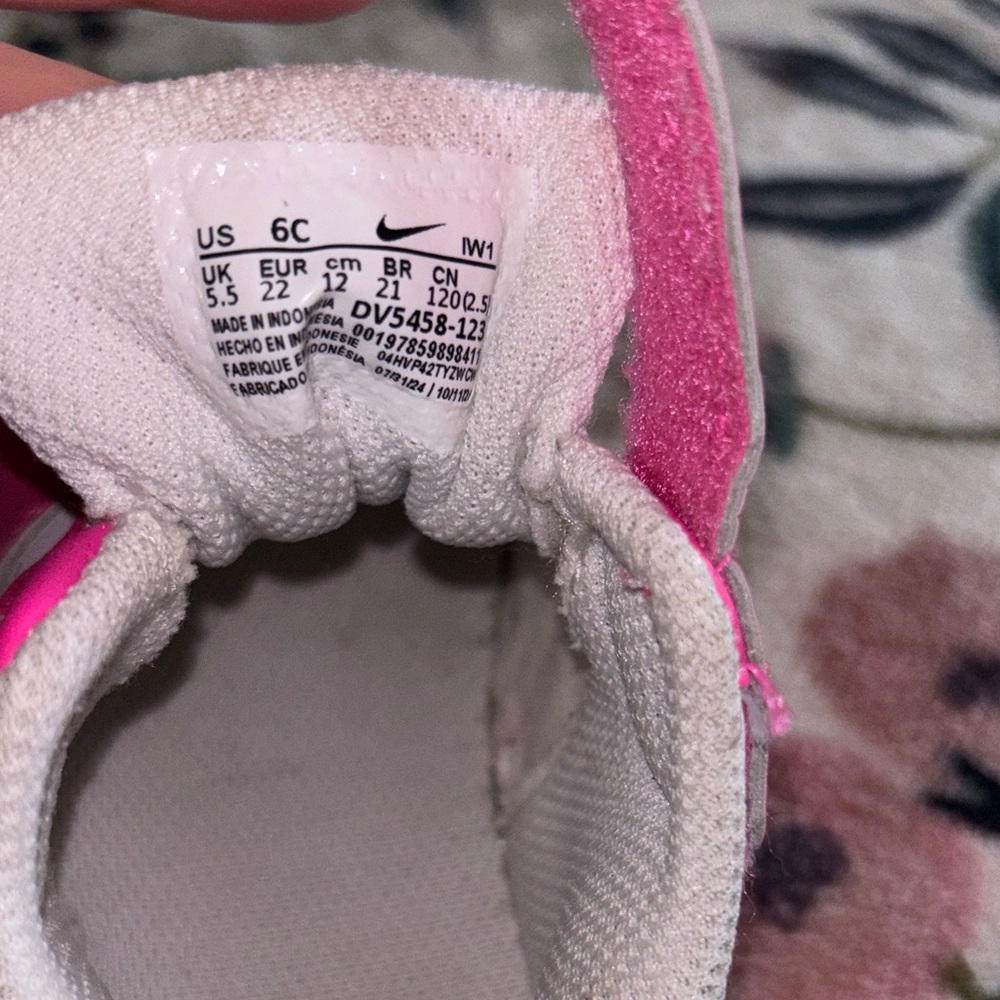 Nike Kids Sneakers in Pink and White - Picture 6 of 6